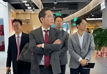 베이징 쇼핑몰 찾은 이재용 회장···中 현지서 관심 폭증