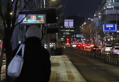 "30분 걸어서 출근합니다"···한파 속 버스 7000대 멈추자 시민들 출근길 '멘붕'