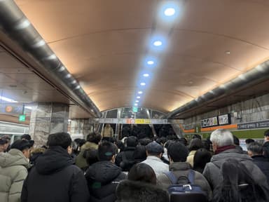 전광판에 뜬 빨간 '차고지' 글씨···시내버스 파업에 출근길 시민들 ‘대혼란’ [르포]