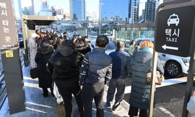 전광판에 뜬 빨간 '차고지' 글씨···시내버스 파업에 출근길 시민들 '대혼란'[르포]