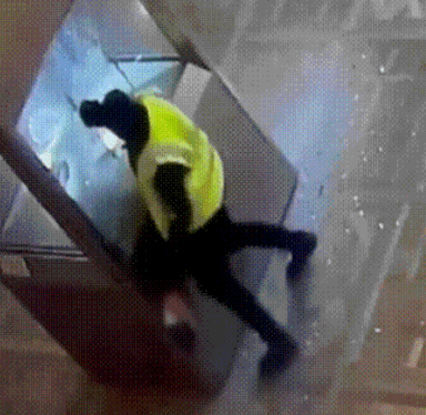 [영상] 도둑은 전기톱 들고 침입, 경비는 머뭇거리다 뒷걸음질···루브르 도난 당시 CCTV 보니