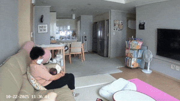 한 달 된 아기 뺨 ‘찰싹’ 머리 ‘흔들’...공포의 산후도우미 영상에 ‘공분’