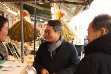 [영상] 김동연 경기도지사, 의왕 도깨비 시장 찾아...피해복구 공사 진행 상황 점검