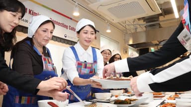 김혜경 여사, 주한대사 부인들과 김장…'K-푸드' 알리기