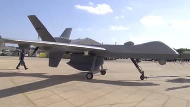 군산 앞바다 빠진 미군 킬러드론 '리퍼' 기체 인양