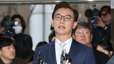 '통일교 금품' 전재수 조사 8시간째…혐의 입증 관건