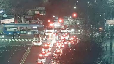 [속보] 강남구청역 인근 10중 추돌사고…3명 이송