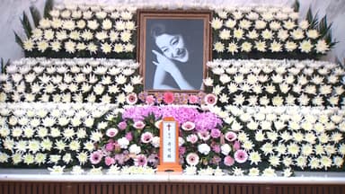 '연극 스타' 윤석화 별세…"같이 작품 하자 했는데"