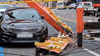 제주에서 붕괴한 구조물이 차량 덮쳐…인명피해 없어