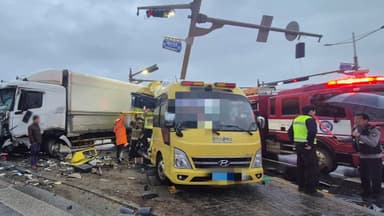 전북 김제서 화물차와 통학차량 충돌…학생 10여명 부상