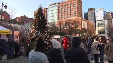 명동에서 즐기는 크리스마스 축제…거리 인파 몰려