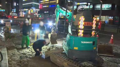 한파 속 굽은다리역 인근 상수도관 파열…도로 한때 침수