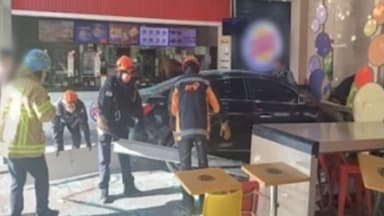 동두천 햄버거 매장에 승용차 돌진…3명 부상