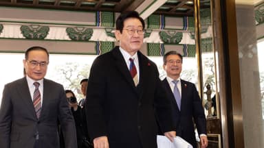 '통합 넥타이' 매고 청와대 첫 출근…3년 7개월만