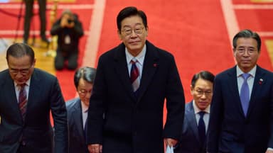 '통합 넥타이' 매고 청와대 첫 출근…지지자 환호 속 업무 돌입