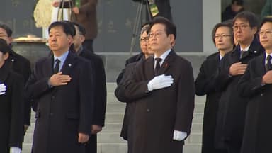 이 대통령, 현충원 참배…"대도약 원년 대한국민과 함께"