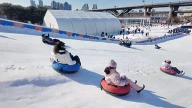 "추위도 비켜라"…새해 첫 날 눈썰매장 '씽씽'