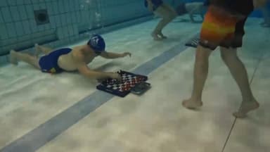 [지구촌톡톡] 물 속에서 숨참기가 관건! 다이빙 체스 대회