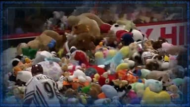 [오늘의영상] 빙판에 쏟아진 '사랑의 곰인형'...올해는 8만1천개!