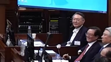 헛웃음 지은 尹…특검 "尹이야말로 반국가세력"