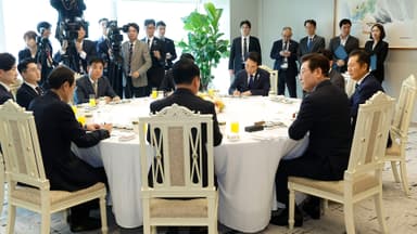 이 대통령, 여야 지도부와 오찬…현안 언급 주목