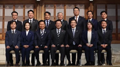 "빨간색 섭섭하지 않게"…불참 국힘 "오찬쇼"