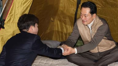 장동혁 단식장 찾은 이준석…"공동 투쟁 방안 마련"