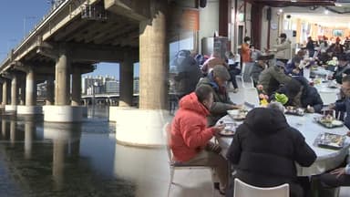 빙판으로 변한 한강…무료급식소엔 어르신 '북적'