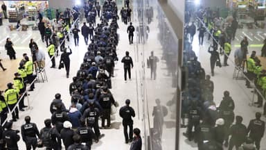 캄보디아 범죄조직 73명 송환…호송차로 압송