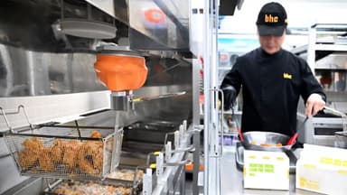 [비즈&] bhc '치킨 튀기는 로봇' 전국 40곳으로 확대 外