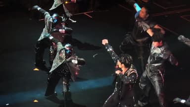 점프·공중제비까지… 콘서트서 칼군무 선보인 '로봇 댄서'