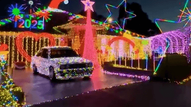 차까지 전구로 덮었다… 20년간 크리스마스 테마 집 꾸민 남성