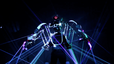 사람이 움직이면 로봇도 똑같이... 탑승형 외골격 로봇 화제