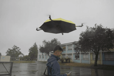 우산이 자율비행? 비오면 사람 따라다니는 '드론 우산'