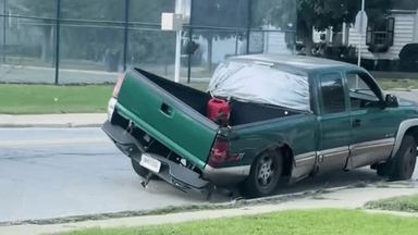 곧 무너질 듯한 '트럭' 몰던 남성… 美 커뮤니티가 나섰다
