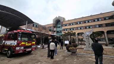 파주 초등학교 과학실서 불…2명 후송·307명 대피