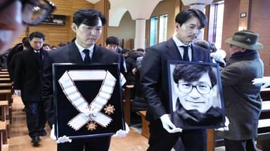 '국민 배우' 안성기 영면…눈물 속에 영결식 엄수