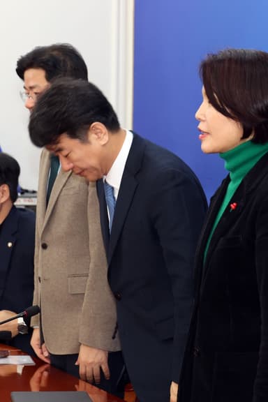 [영상] 민주당 원내지도부 마무리… ‘김병기 논란’에 조기 퇴장
