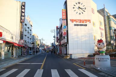 김동연, 전통시장·중장년 현장 잇단 방문