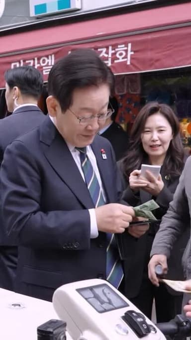 李, 부산 부전시장 깜짝 방문…"먹고사는 문제 해결이 최우선"