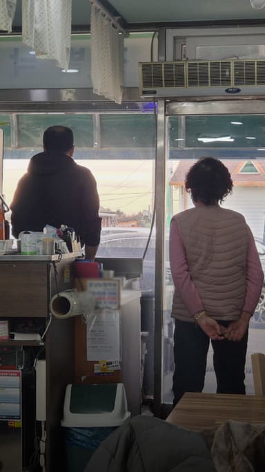 "펜션·식당 줄줄 문 닫았다" 참사 1년, 텅 빈 무안의 눈물 [제주항공참사 1년]