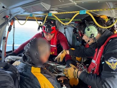 동해해경청, 겨울철 돌풍 속 구명조끼 착용 선장 1명 해경 헬기로 신속구조