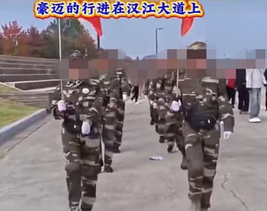 ‘군복 차림’ 중국인들, 빨간 깃발 들고 한강공원 행진