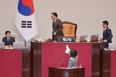 국힘 필리버스터 마이크 끄고 정회... 61년만에 ‘의원 입틀막’ 한 우원식