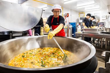 국솥에 급식 300인분이 펄펄… “군대는 잘 먹어야 진격한다”