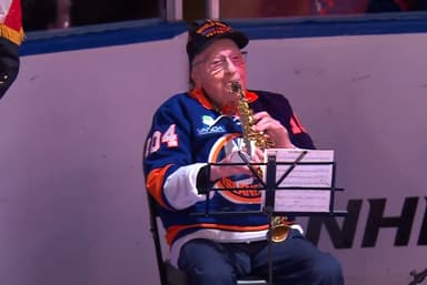 빙판 위에 울려 퍼진 104세 참전 용사의 美 애국가...관중은 ‘USA’ 환호