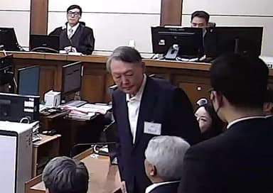 굳은 표정, 눈 지긋이 감던 尹... ‘징역 5년’ 순간 얼굴 붉어졌다