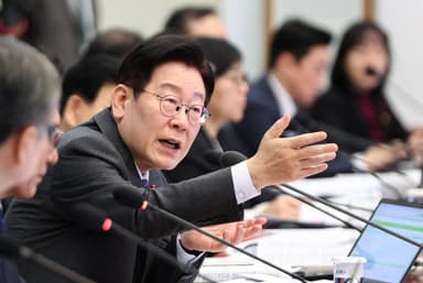 李대통령 “생리대 너무 비싸... 무상 공급 검토하라”