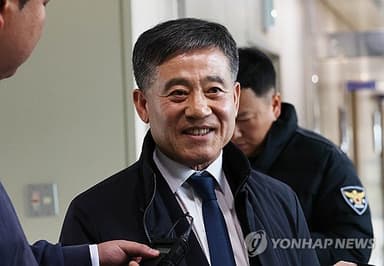 경찰, 뇌물수수 의혹 정성주 김제시장 소환…혐의 전면 부인(종합)