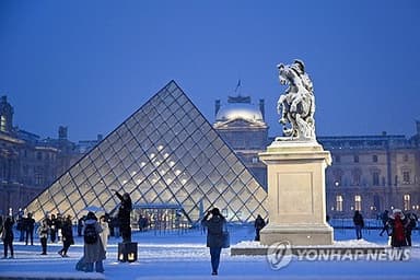 보석 도난 망신에도…루브르 박물관, 작년 900만명 유치